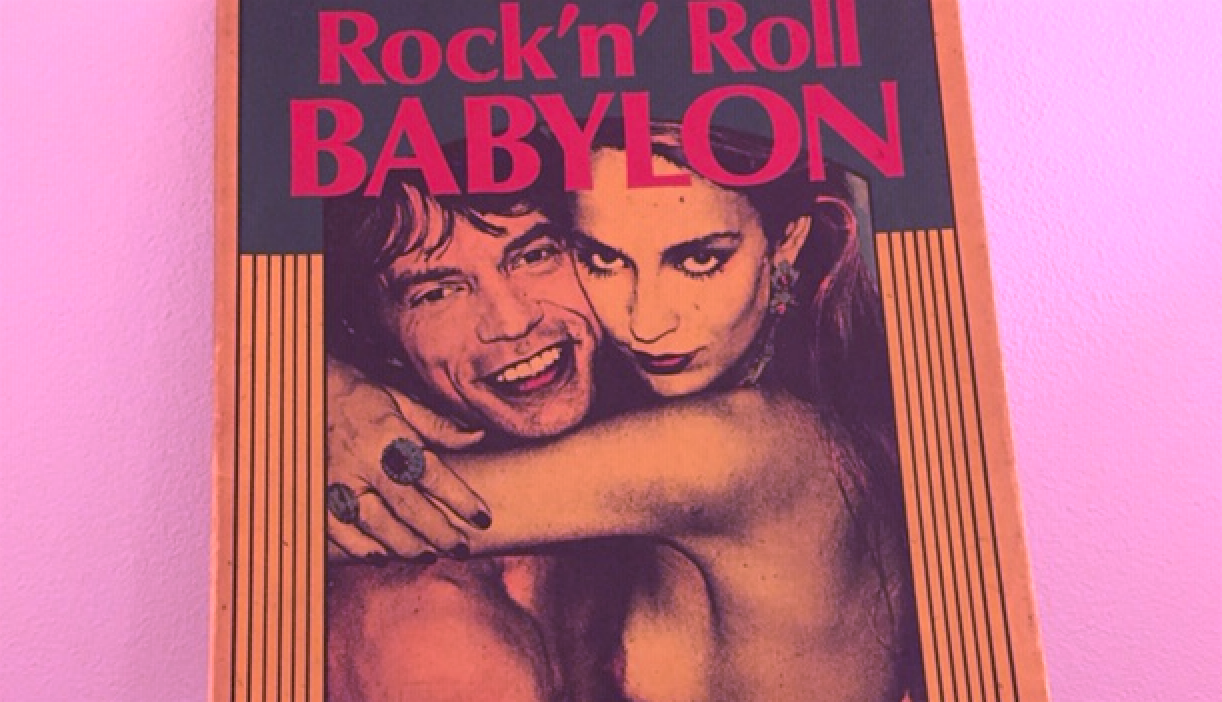 “ロックの裏面”を衝撃的な写真とともに綴った『ロックンロール・バビロン』